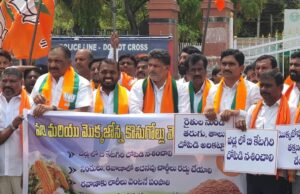 *వడ్లు, మక్కల కొనుగోళ్లలో జాప్యం రైతులకు శాపంగా మారింది