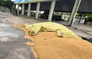 అకాల వర్షానికి మునిగిన మానకొండూర్ మార్కెట్… రైతుల శ్రమ వృథా