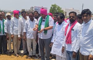 కొనుగోలు కేంద్రాల్లో ముక్కిపోతున్న వడ్లు